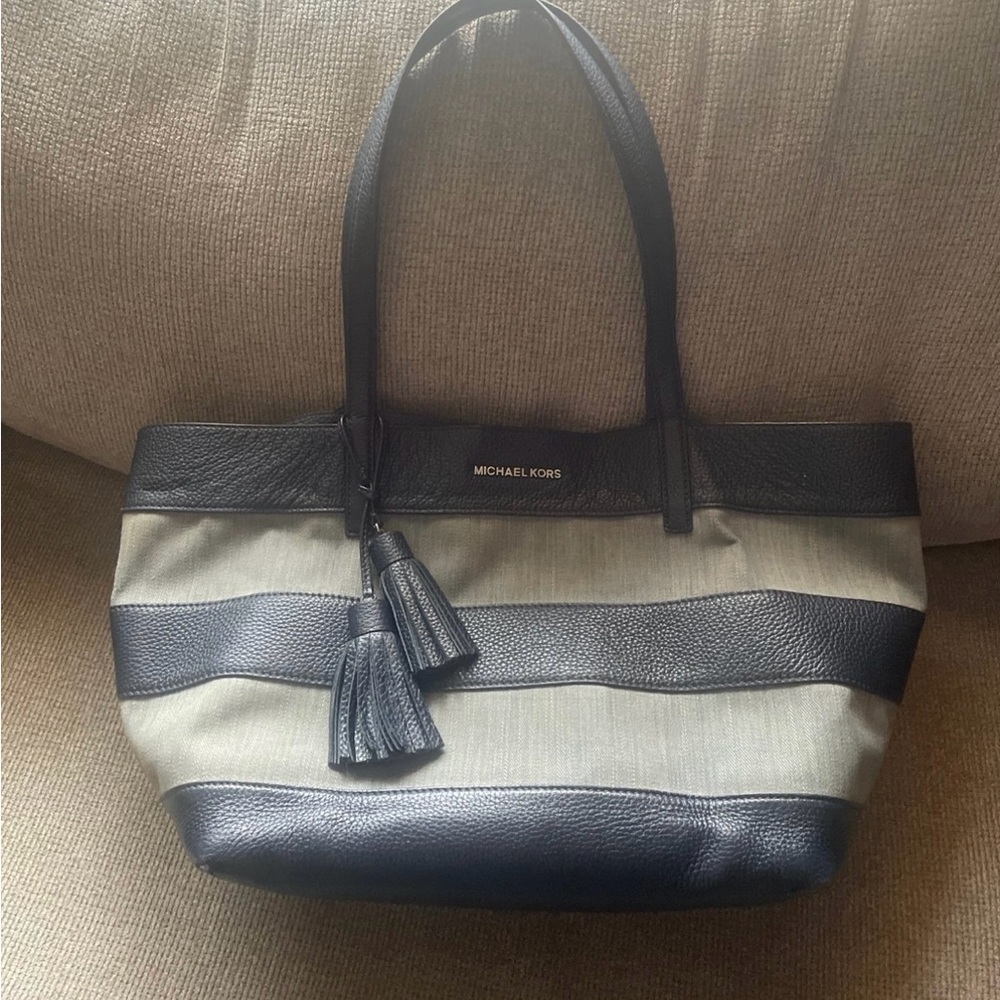 Michael Kors blue and jeans shoulder bag. - Picture 1 of 8